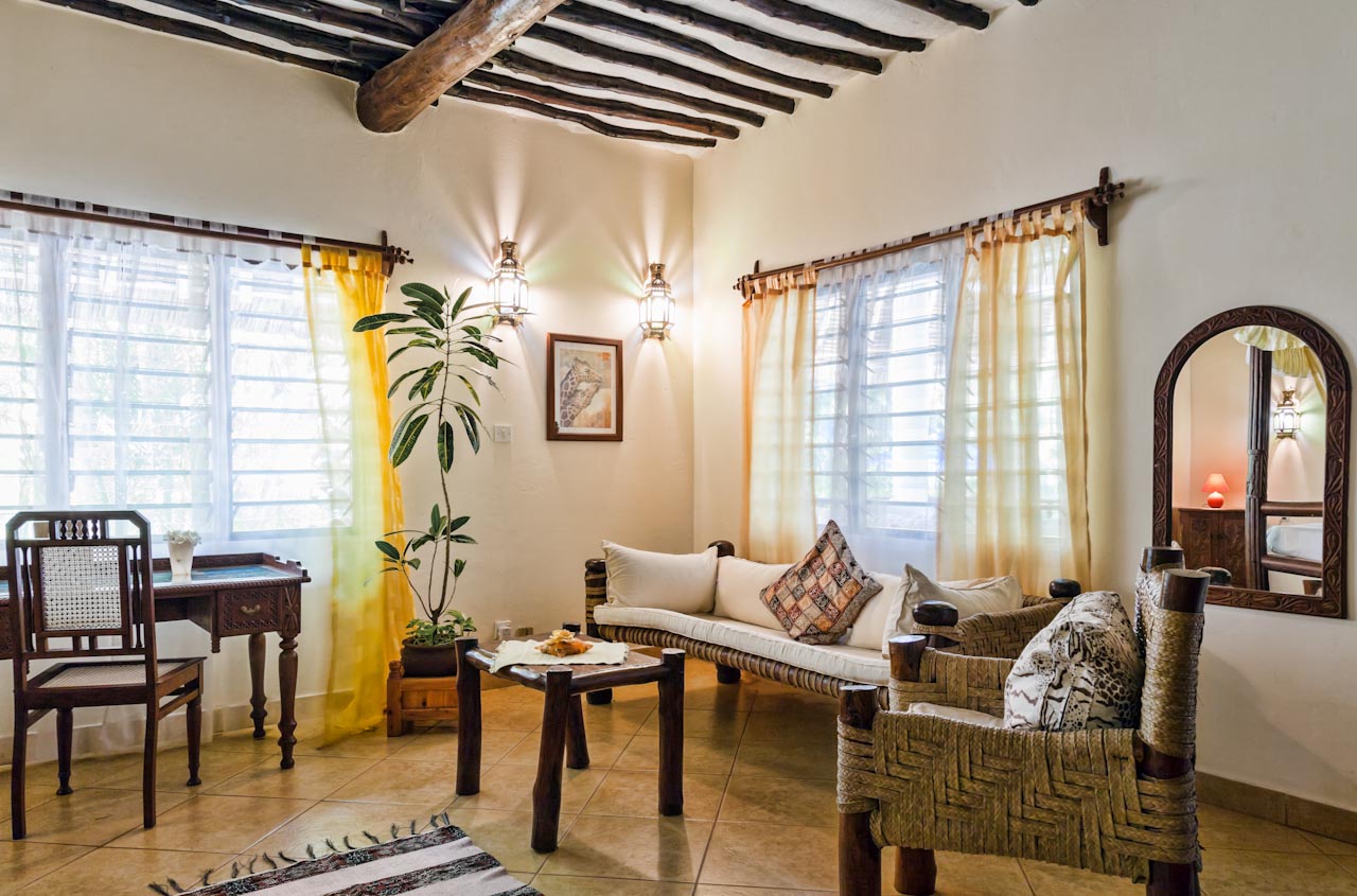Villa Madagaskar · sunlit lounge with hardwood beams