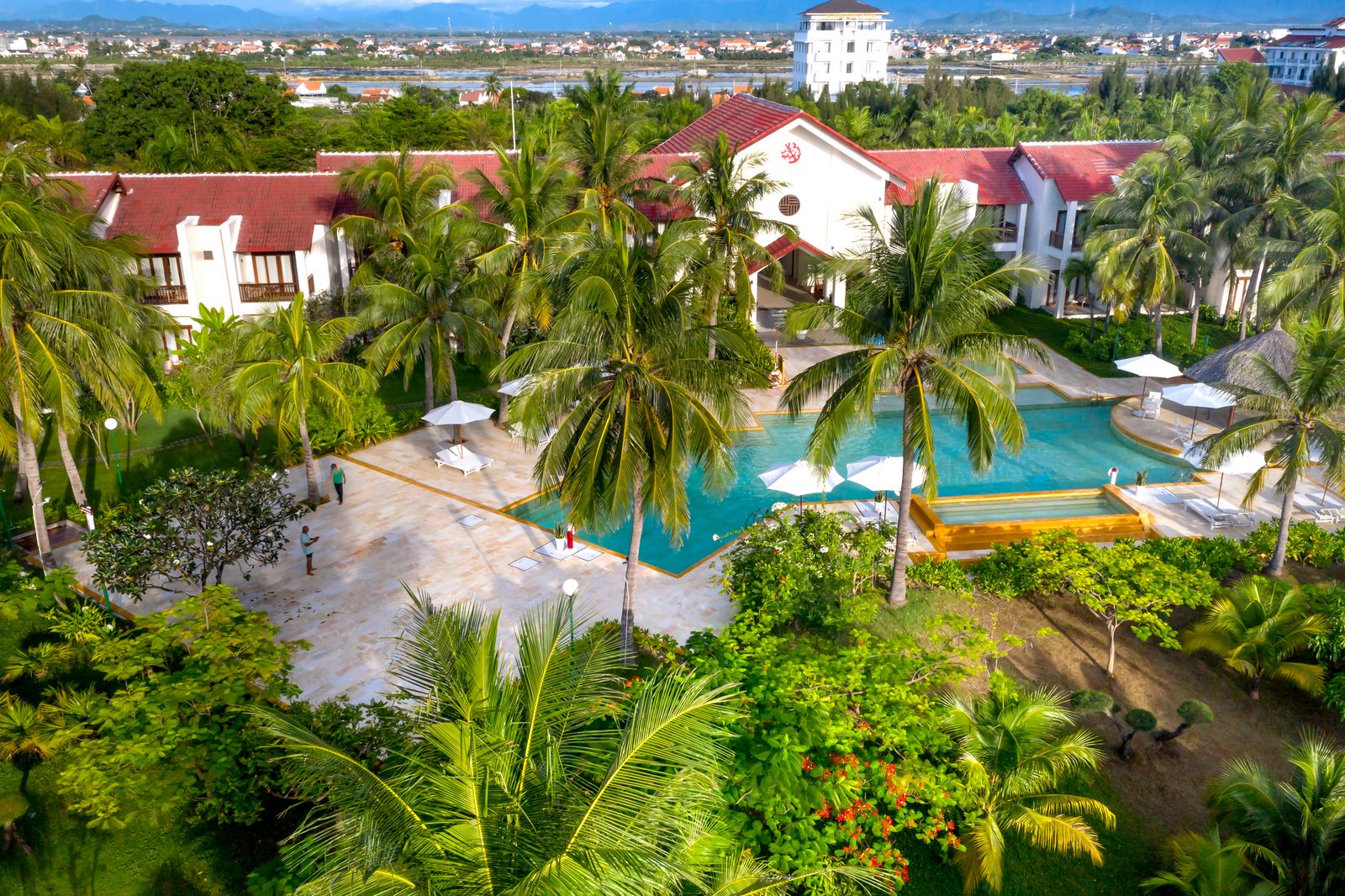 Fertiggestelltes hochwertiges Haus in einer Gated Community in Kenia mit Pool und Terrasse
