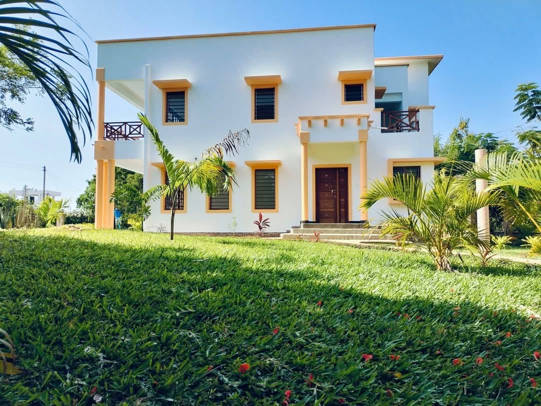 Villa Kusini · Vorderansicht mit Garten