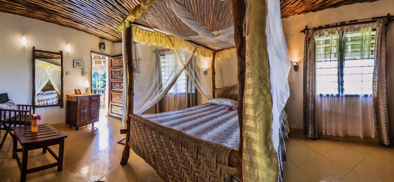 Villa Madagaskar · master bedroom under Makuti ceiling