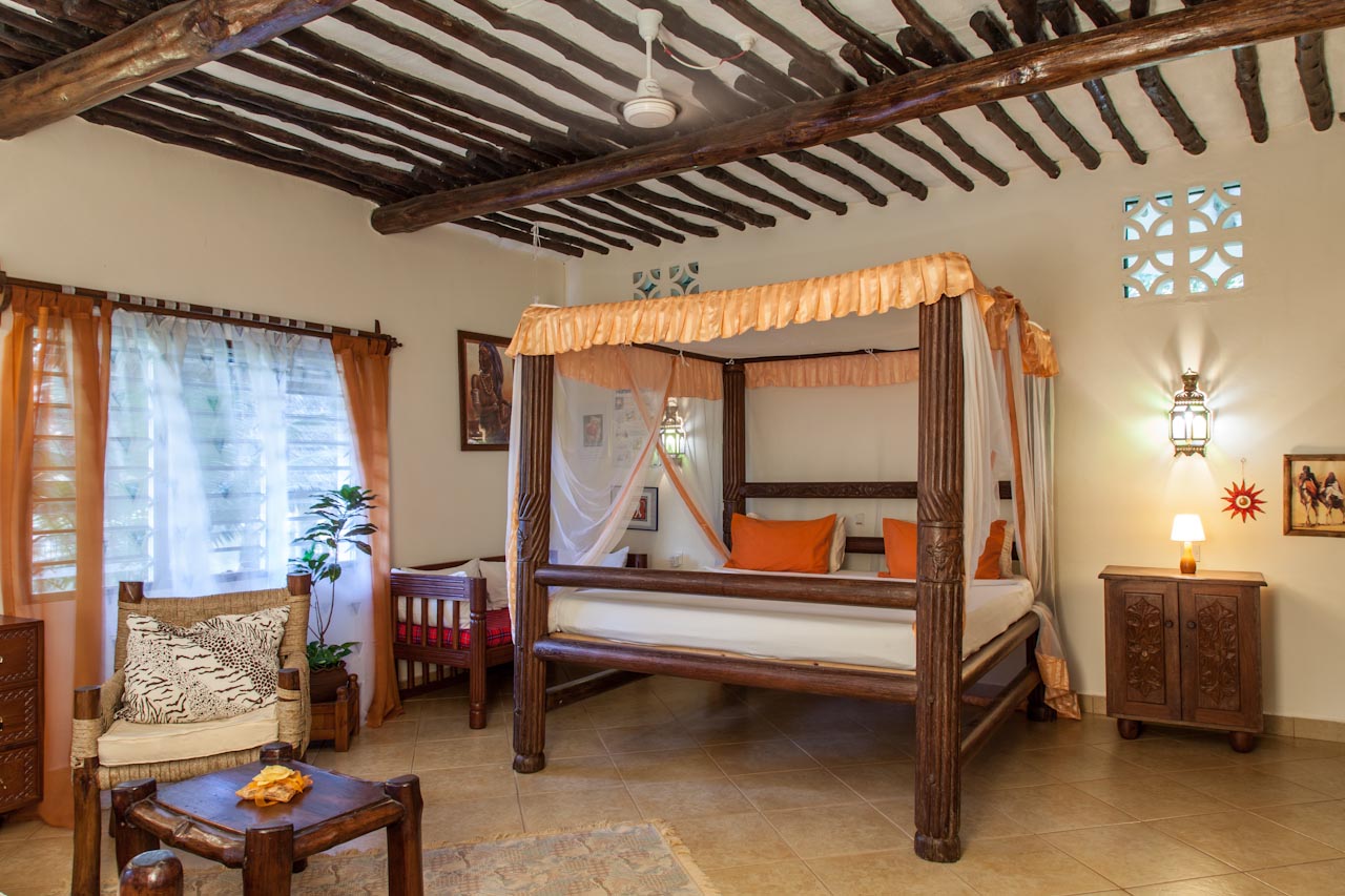 Villa Madagaskar · bedroom with carved four-poster bed