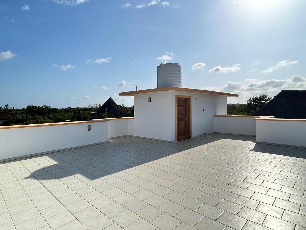 Villa Kusini · Dachterrasse mit Wassertank
