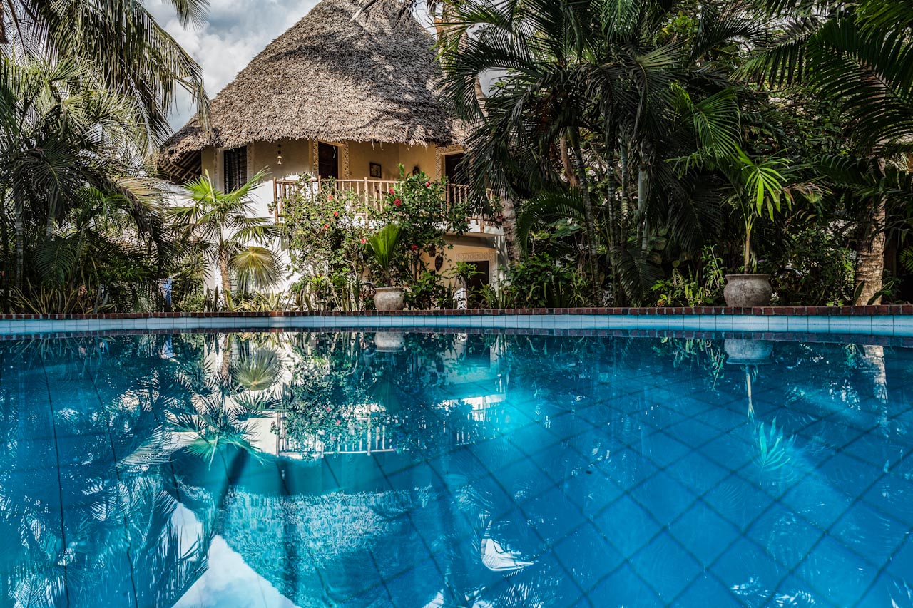 Villa Madagaskar · tropical garden reflected in the pool