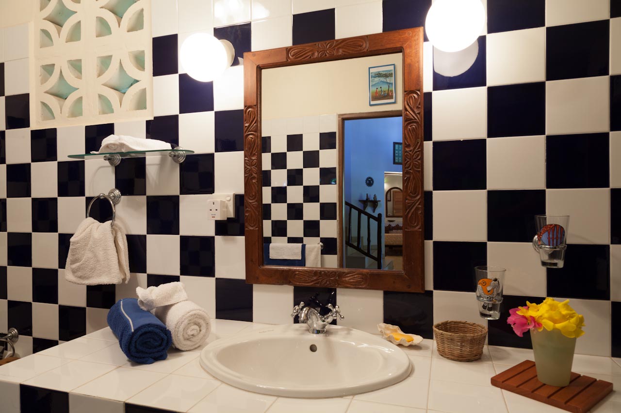 Villa Madagaskar · carved mirror over washbasin