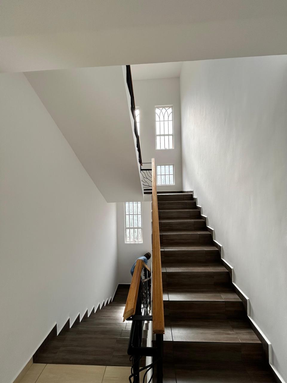 Villa Kusini · Treppenhaus mit Holzhandlauf
