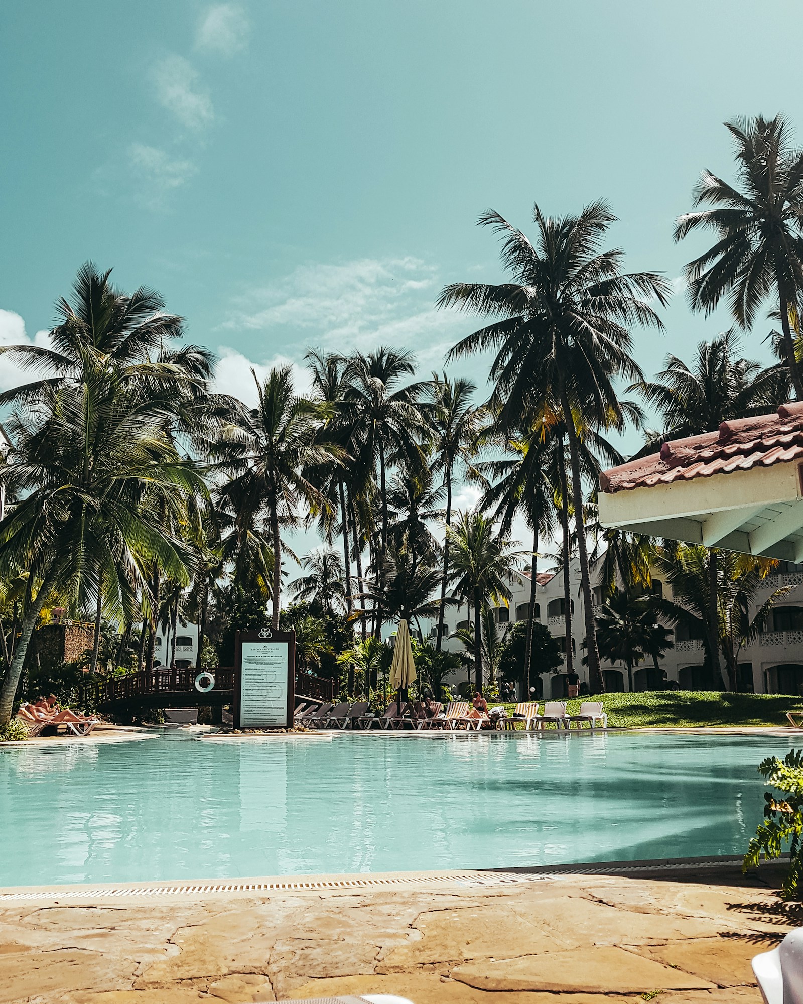 Moderne Villa in Kenia mit Pool, Terrasse und angelegtem Garten