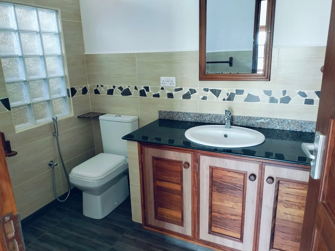 Villa Kusini · Badezimmer mit Granitabdeckung