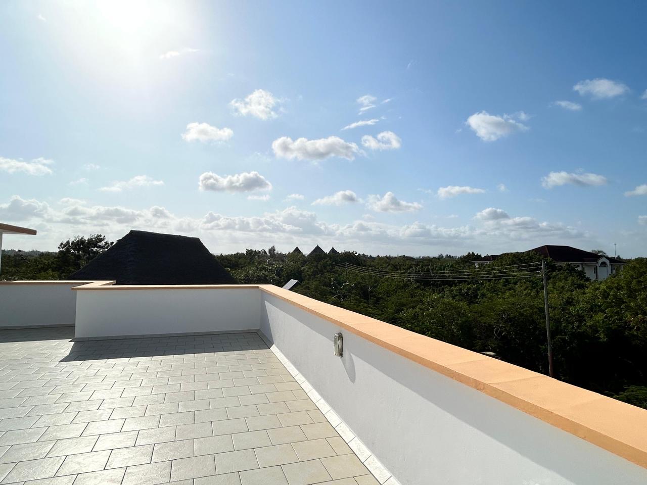 Villa Kusini · Blick von der Dachterrasse über die Baumwipfel
