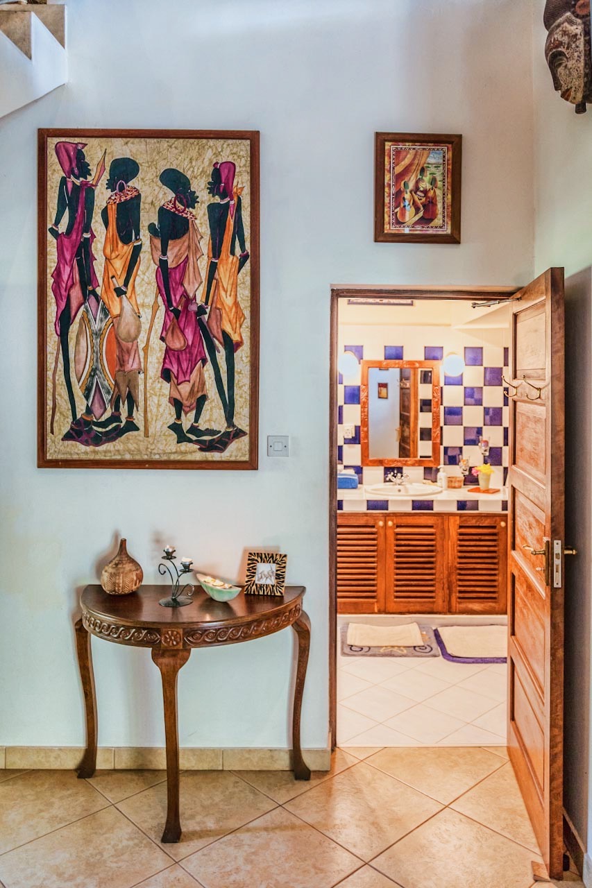 Villa Madagaskar · entrance hall with local artwork