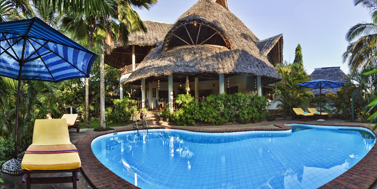 Villa Madagaskar · pool and verandah at dusk